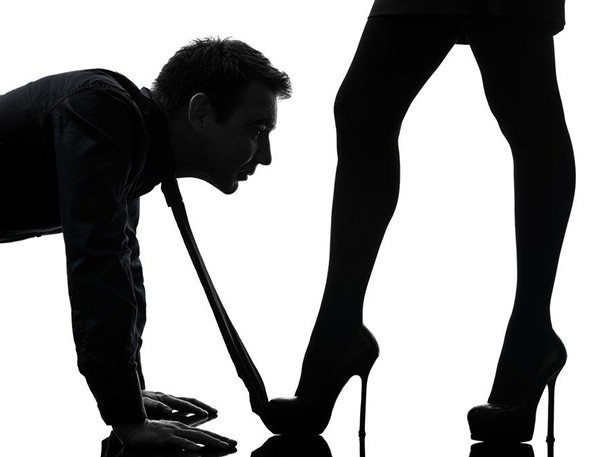 мужчина подчиняется девушке