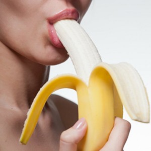 девушка и банан