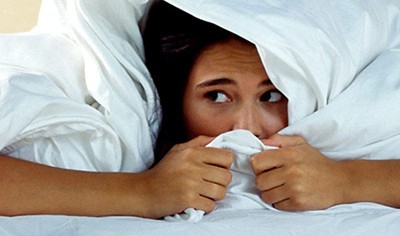 девушка под одеялом