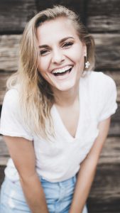 Девушка смеется