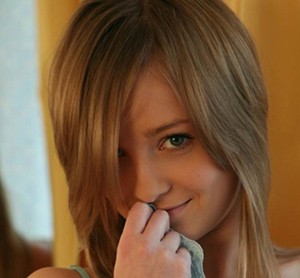 стеснительная девушка