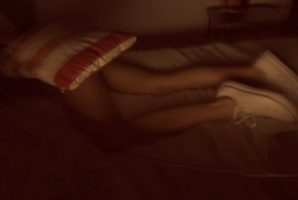 девушка на кровати