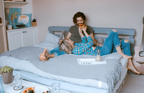 девушка с парнем на кровати