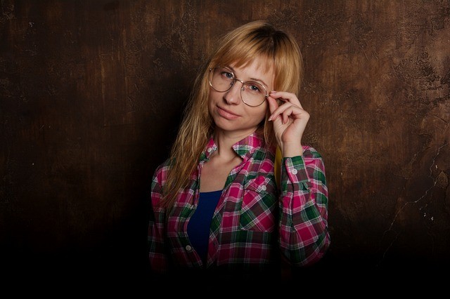 красивая девушка в очках