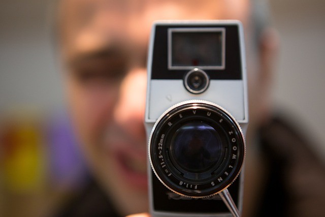 человек смотрит в объектив видеокамеры