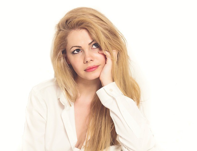 задумчивая женщина