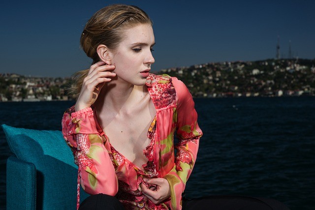 девушка трогает себя руками