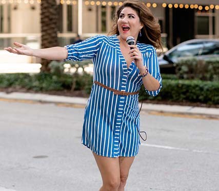 девушка поёт на улице