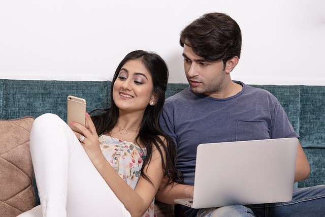 мужчина подсматривает сообщения девушки