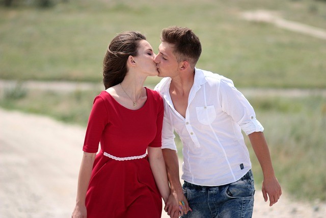 пара целуется