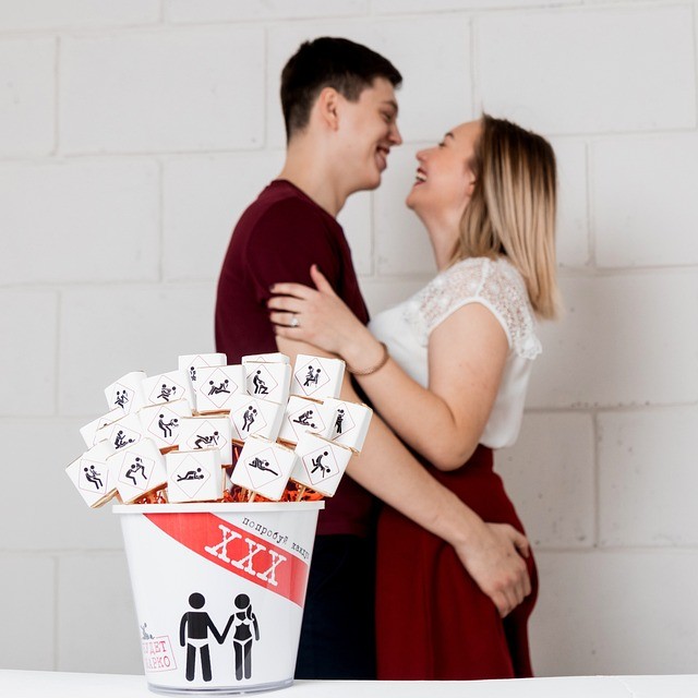 мужчина держит в объятьях женщину