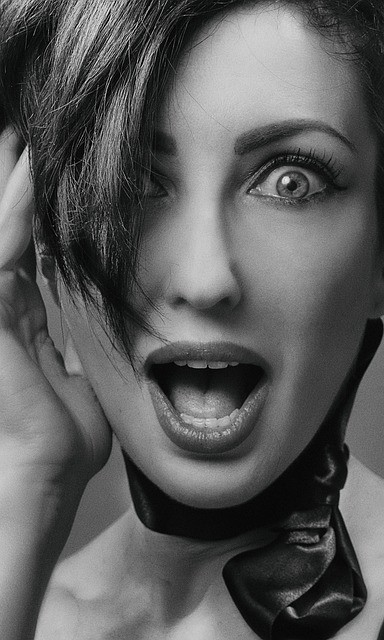 эмоциональная девушка